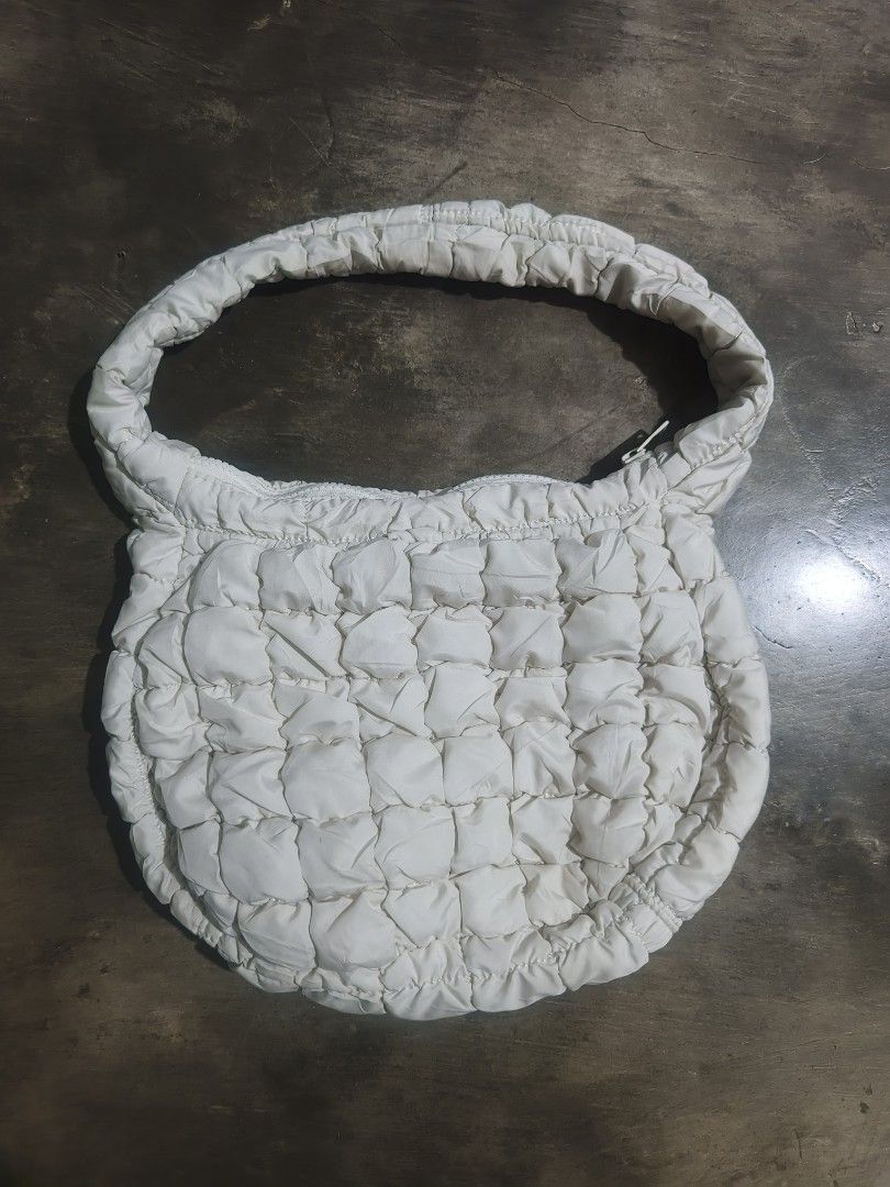 COS Quilted Bag (Category: Shoulder Bags) located in Koronadal. Submitted by zxckeeeny_ (Listing ID 1465715225, Image 3). Description: COS Quilted Mini Bag ‎excellent condition ‎9.8/10 ‎no issue.