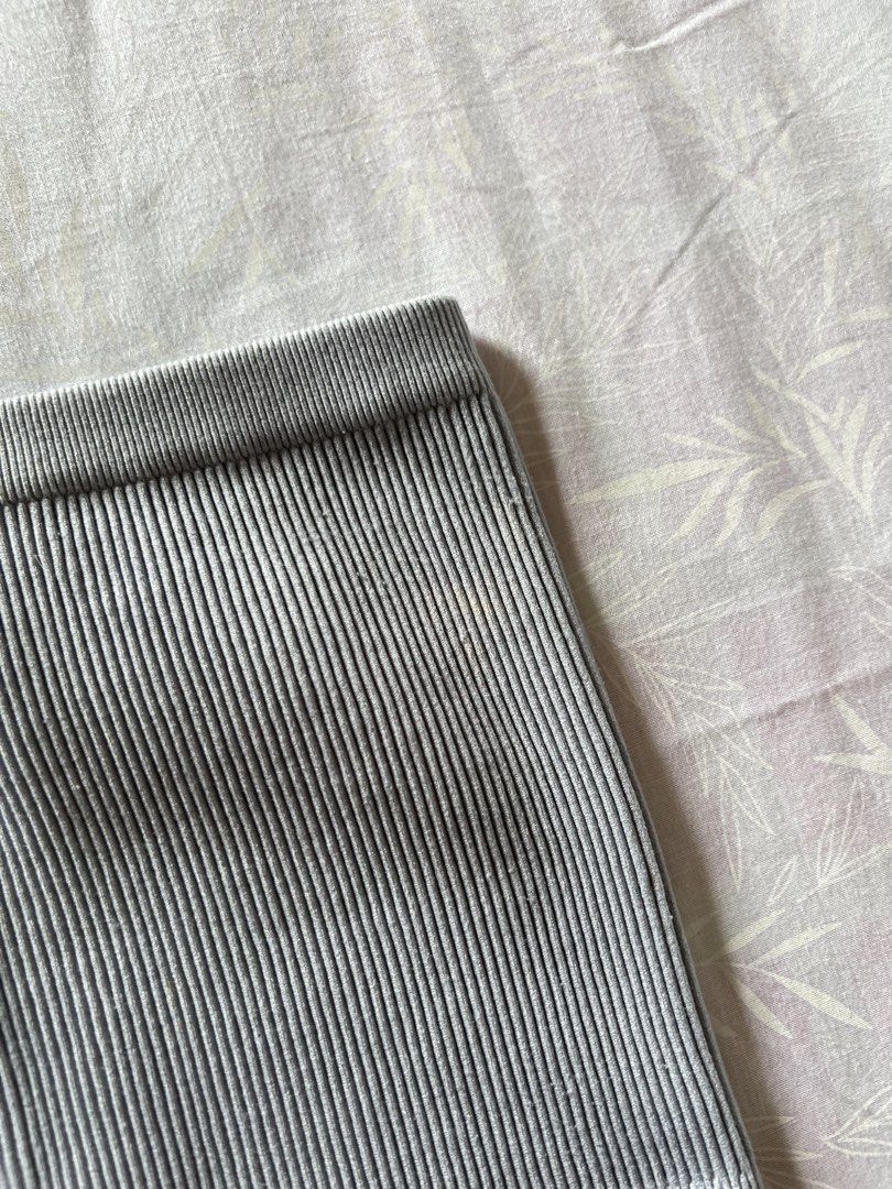 Cotton On Ribbed Tube Top (Category: Sleeveless) located in Quezon City. Submitted by katedeclutter (Listing ID 1465599378, Image 3). Description: - Brand: Cotton On - Size: XS.