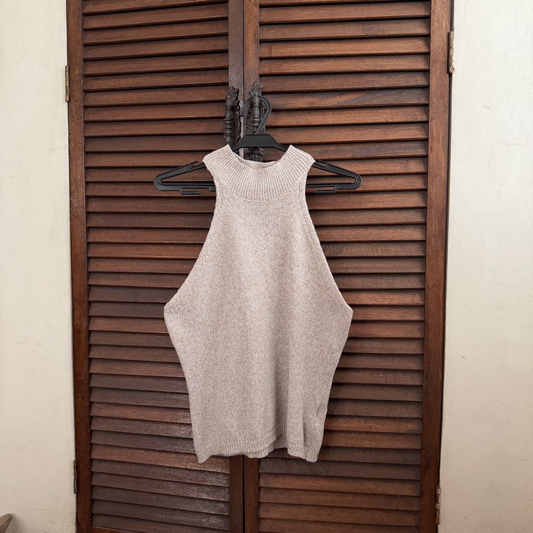 Cream Halter Top (Category: Sleeveless) located in Las Pinas. Submitted by francesca.finds (Listing ID 1465708292, Image 2). Description: - LAST PRICE - only worn once, no issues - dm me for photo when worn - 1st photo not mine.
