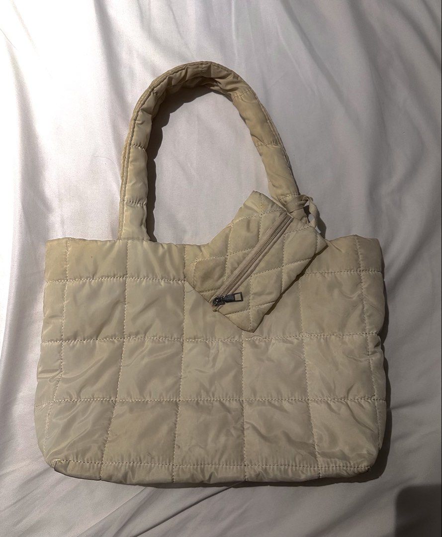 FREE‼️cream puffer quilted tote bag with pouch (Category: Tote Bags) located in Quezon City. Submitted by kalmai (Listing ID 1465693046, Image 1). Description: free if u buy 3 or more items from me:) - Color: Cream with all-over quilted grid pattern - Comfort: Soft, padded shoulder strap for easy carrying - Extra: Includes a matching small zippered pouch attached by a loop - Capacity: Roomy interior to hold all your daily essentials - Versatility
