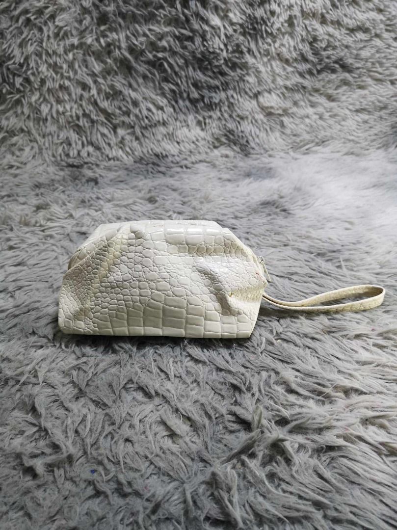 Crocodile Embossed Wristlet Pouch (Category: Purses & Pouches) located in Santa Cruz. Submitted by jmy_surplus.2 (Listing ID 1465688635, Image 2). Description: Size ; L - 5.2 W - 7.1 Color ; Cream Type ; Wristlet Brand ; No brand Material ; Leather Style ; Exotic leather Zipper Closure Wristlet LR 129 JMY 5 Batch #224.