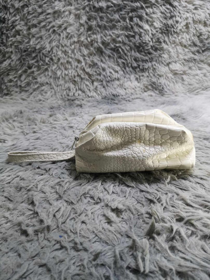 Crocodile Embossed Wristlet Pouch (Category: Purses & Pouches) located in Santa Cruz. Submitted by jmy_surplus.2 (Listing ID 1465688635, Image 1). Description: Size ; L - 5.2 W - 7.1 Color ; Cream Type ; Wristlet Brand ; No brand Material ; Leather Style ; Exotic leather Zipper Closure Wristlet LR 129 JMY 5 Batch #224.
