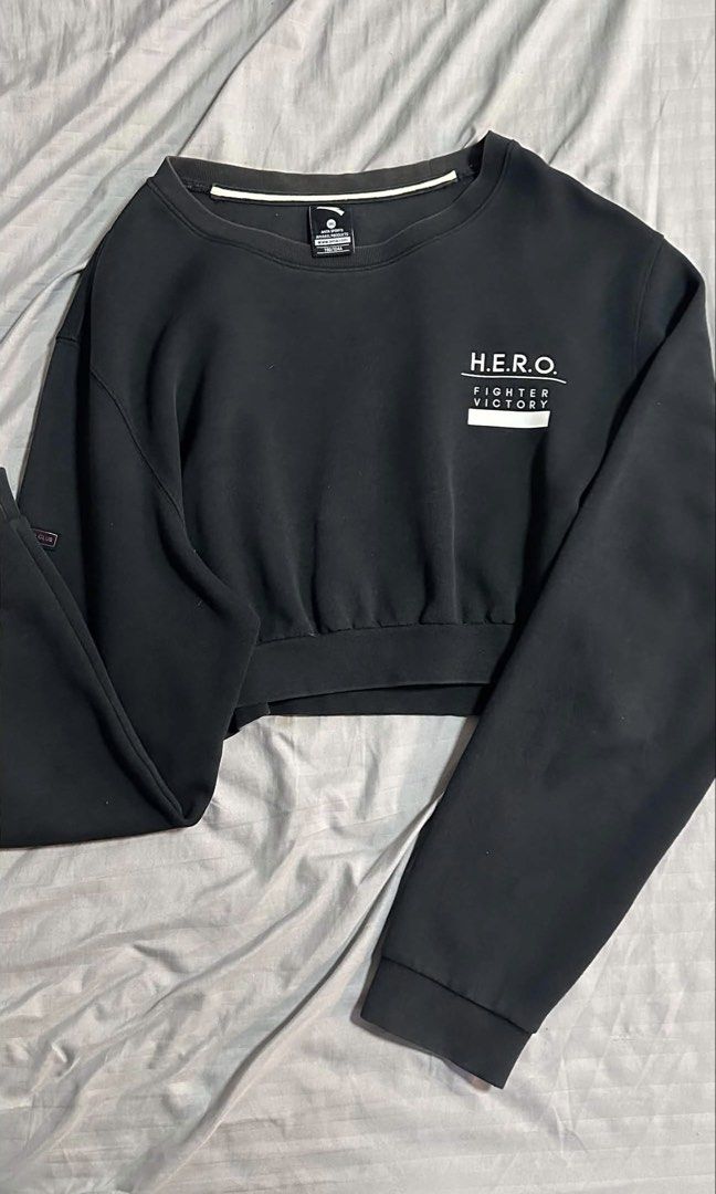 crop top sweater (Category: Coats, Jackets and Outerwear) located in Manila. Submitted by darlingria (Listing ID 1465677957, Image 1). Description: .