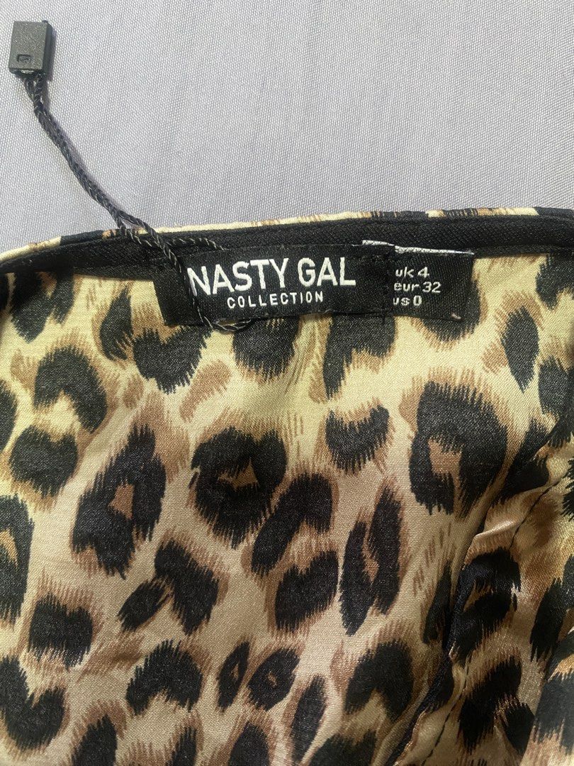 Cropped top set (Category: Blouses) located in Angeles City. Submitted by katsukei (Listing ID 1465647737, Image 3). Description: Nasty Gal leopard print long sleeve top - satin like fabric - never been worn Gingham tube top - has an anti slip silicone strip - like new Both fits XS to S .