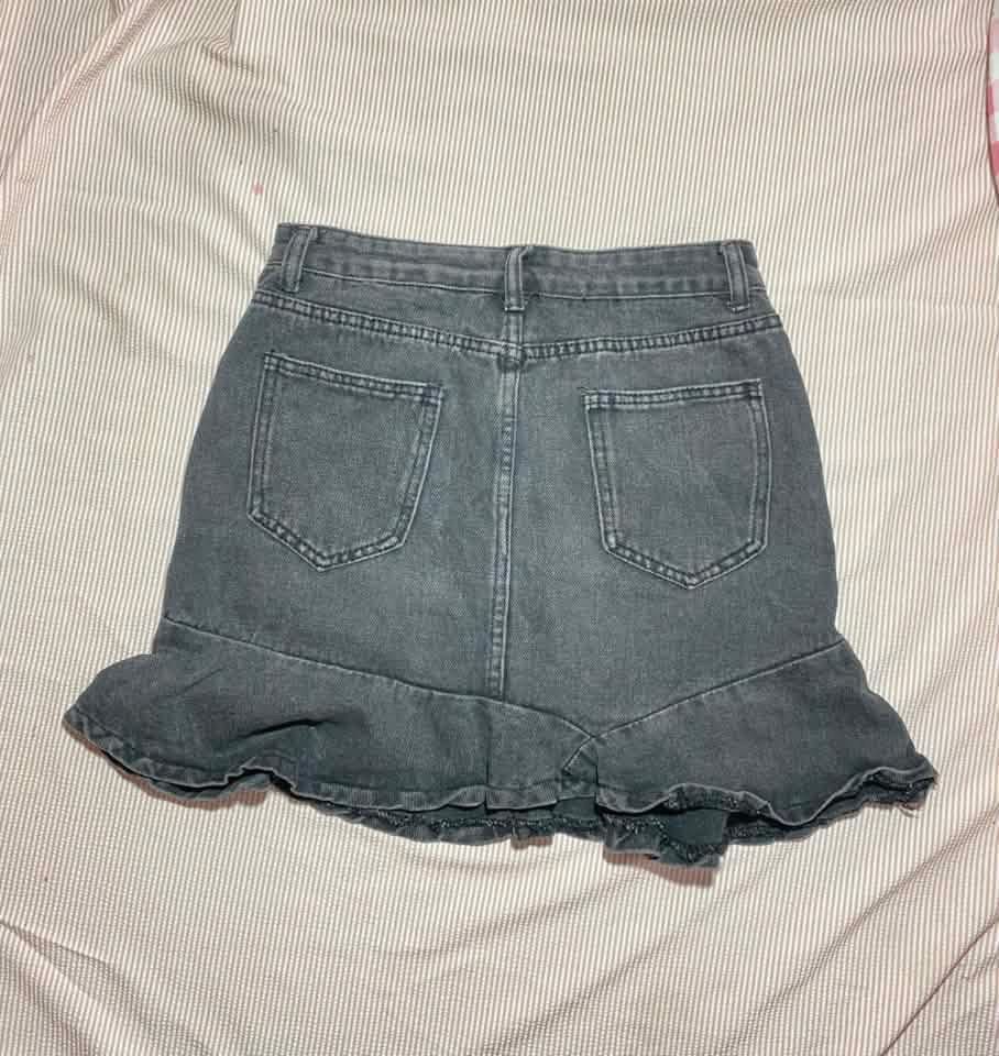 Dark Grey Denim Ruffle Skirt (Category: Skirts) located in Manila. Submitted by lucky_jinky (Listing ID 1465629971, Image 2). Description: W:26-28 L:16 - Color/Wash: Dark grey denim - Design: Flared hem with front and back pockets - Closure: Front button and zip - Size: Fits waist 26 to 28 inches - Style: Casual and easy to match with tees or knit tops.