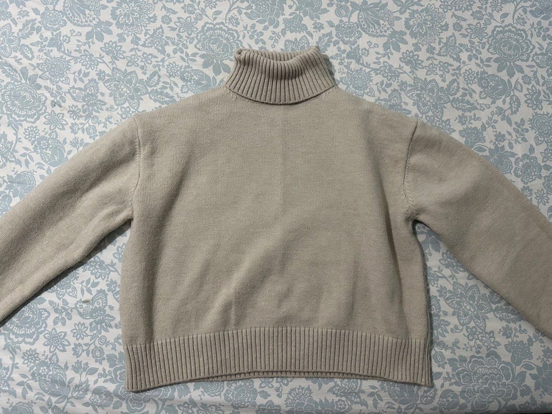 DAZY Turtleneck Beige Sweater (Category: Longsleeves) located in Manila. Submitted by alexamnl (Listing ID 1465687167, Image 3). Description: Used once only. Size S on tag but it’s an oversized fit. Material is okay lang and can withstand in cold climate..