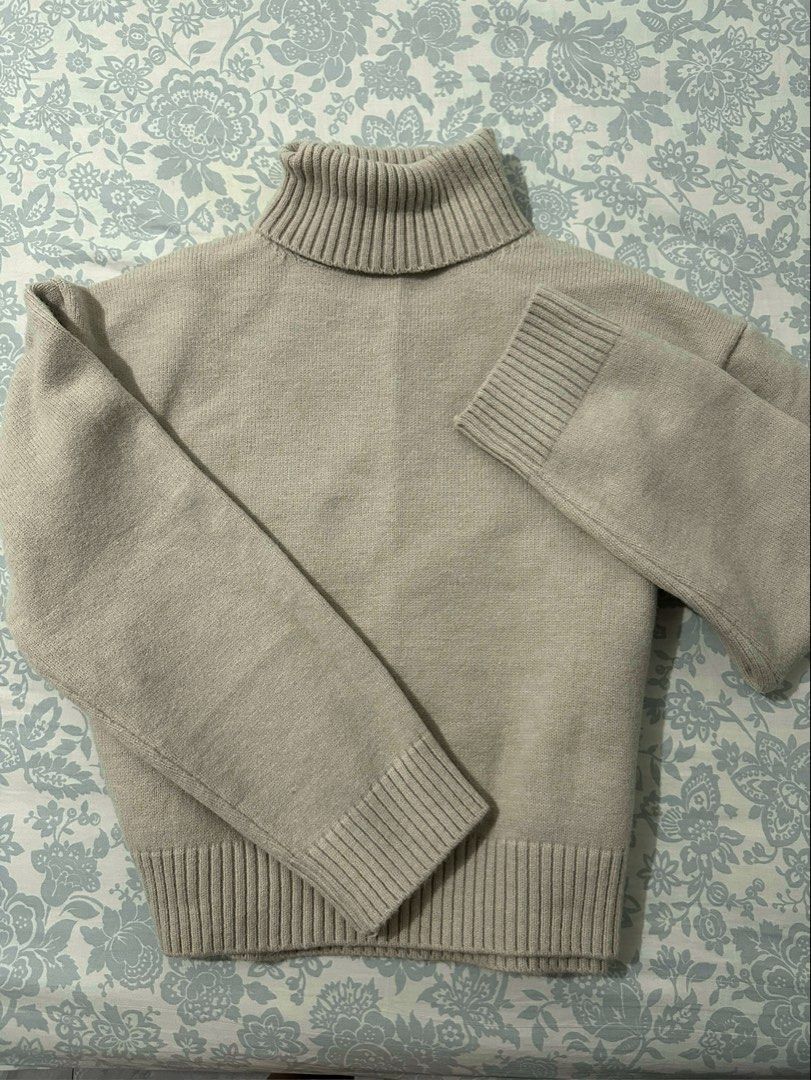 DAZY Turtleneck Beige Sweater (Category: Longsleeves) located in Manila. Submitted by alexamnl (Listing ID 1465687167, Image 1). Description: Used once only. Size S on tag but it’s an oversized fit. Material is okay lang and can withstand in cold climate..