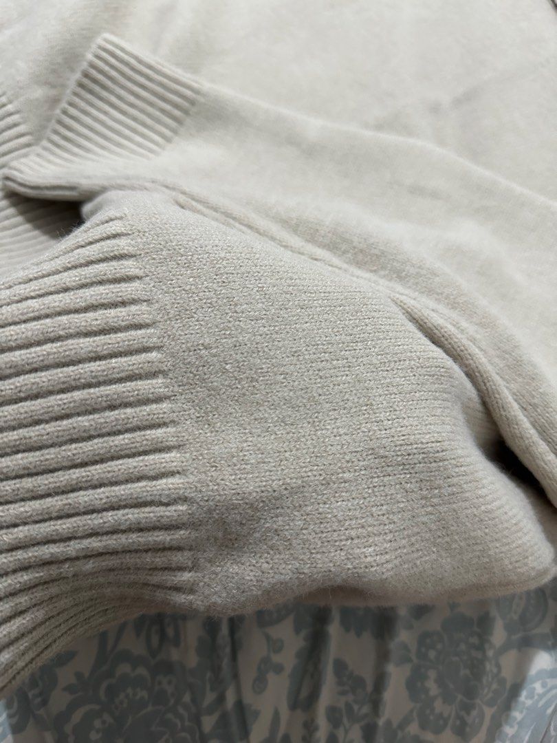 DAZY Turtleneck Beige Sweater (Category: Longsleeves) located in Manila. Submitted by alexamnl (Listing ID 1465687167, Image 2). Description: Used once only. Size S on tag but it’s an oversized fit. Material is okay lang and can withstand in cold climate..