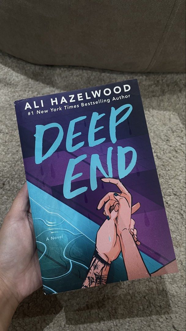 Deep End by Ali Hazelwood Paperback (Category: Storybooks) located in Bulacan. Submitted by ldcloset (Listing ID 1465611094, Image 1). Description: Condition: Good condition. No tanning and foxing. Never read, displayed only. You can dm me for additional photos or inquiries. Thank you :) Rfs: Decluttering 📍Bulacan MOD: J&T (shipping fee is shouldered by buyer) MOP: Gcash / Maya.