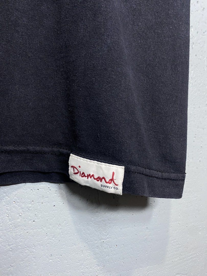 Diamond Supply Co. Black Graphic Tee (Category: Tshirts & Polo Shirts ) located in Bacong. Submitted by crommermann (Listing ID 1465756577, Image 3). Description: Diamond 🏷️ + 90 shipping fee -Dimes Width 21 Length 28 -Condition 9/10 -Color Rate 9/10 Good Condition Color may vary due to lightning Very Presentable when Worn Minal hairline/sign of usage Need Wash Pm/Dm Visayas Dumaguete loc J&T Courier Express 🚛🚛🚛 .