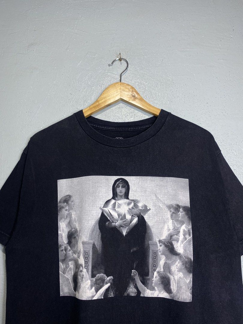 Diamond Supply Co. Black Graphic Tee (Category: Tshirts & Polo Shirts ) located in Bacong. Submitted by crommermann (Listing ID 1465756577, Image 2). Description: Diamond 🏷️ + 90 shipping fee -Dimes Width 21 Length 28 -Condition 9/10 -Color Rate 9/10 Good Condition Color may vary due to lightning Very Presentable when Worn Minal hairline/sign of usage Need Wash Pm/Dm Visayas Dumaguete loc J&T Courier Express 🚛🚛🚛 .
