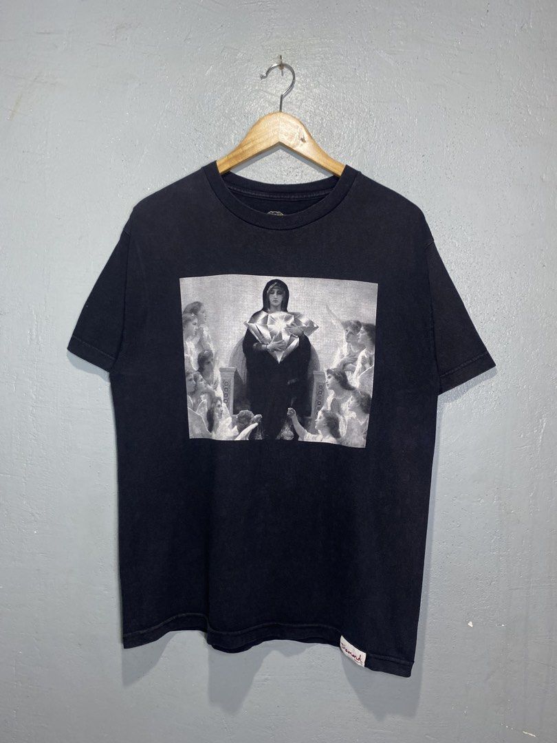 Diamond Supply Co. Black Graphic Tee (Category: Tshirts & Polo Shirts ) located in Bacong. Submitted by crommermann (Listing ID 1465756577, Image 1). Description: Diamond 🏷️ + 90 shipping fee -Dimes Width 21 Length 28 -Condition 9/10 -Color Rate 9/10 Good Condition Color may vary due to lightning Very Presentable when Worn Minal hairline/sign of usage Need Wash Pm/Dm Visayas Dumaguete loc J&T Courier Express 🚛🚛🚛 .