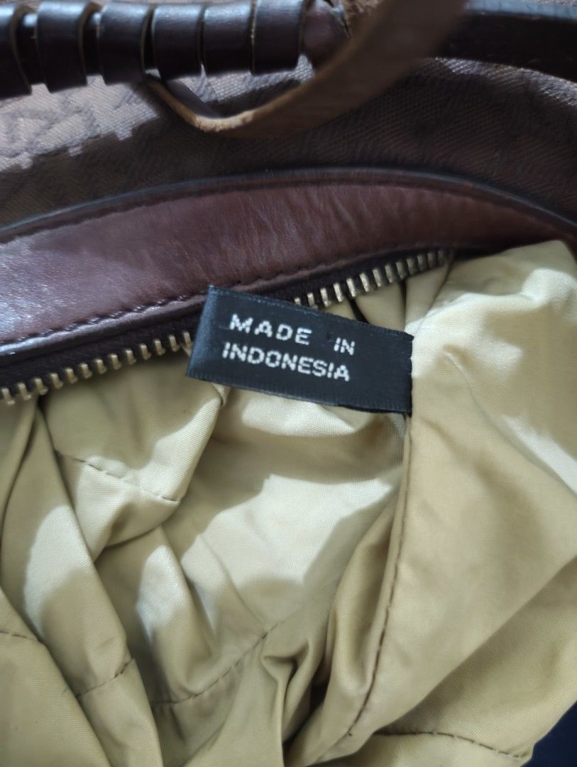 DKNY Dark Brown Monogram Shoulder Bag (Category: Luxury Bags & Wallets) located in Las Pinas. Submitted by tsc.cst (Listing ID 1465677037, Image 2). Description: Condition: - Authentic DKNY - with Signs of usage - Hairlines - Few Rubs - Pen marks inside. - Last price posted. ‎‼️Reminders: ‎ ‎- Manage expectations: Items are preloved, so minor-flaws or signs of wear may exist. ‎- Wash before wearing: Remind to wash items upon arrival. ‎-❗No Video❗