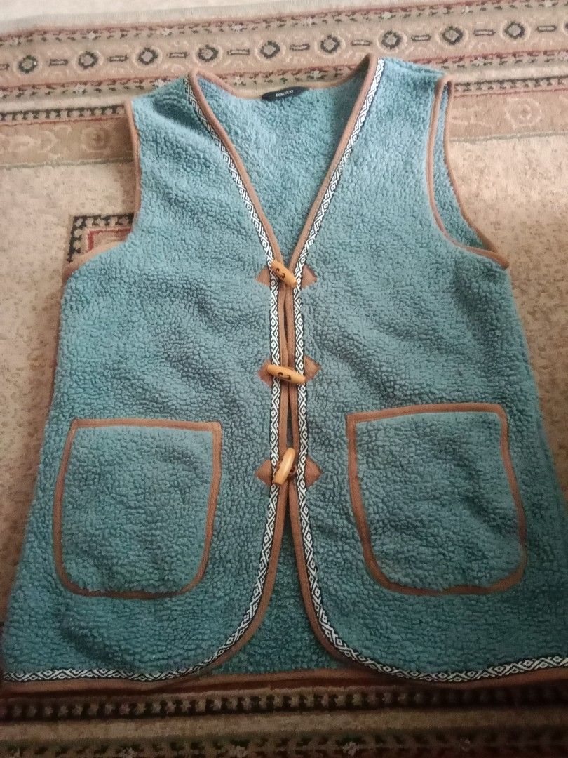 Dokotoo fleece vest (Category: Coats, Jackets and Outerwear) located in Manila. Submitted by kristhine19 (Listing ID 1465653570, Image 1). Description: it’s a sleeveless fleece jacket/vest with toggle (wood-style) closures and front pockets. It looks like a warm, casual outdoor vest..