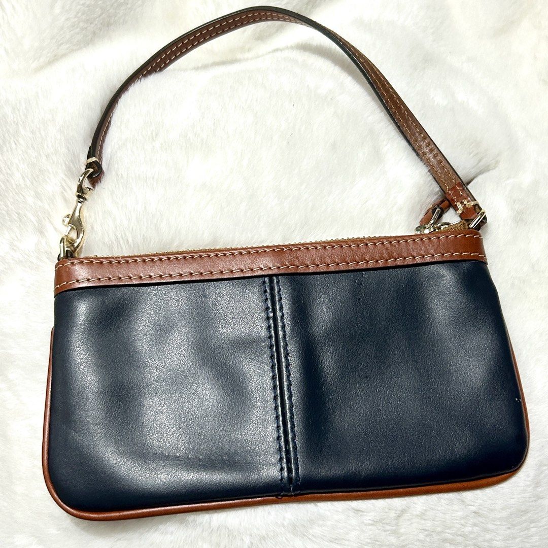 Dooney & Bourke Genuine Leather Wristlet Wallet (Category: Wallets & Card holders) located in Quezon City. Submitted by kitsune.treasures (Listing ID 1465599374, Image 3). Description: *First to pay policy! *1 day reservation only. Failure to pay on time, auto cancel. 📍Quezon City * MOD: J&T | Lalamove * MOP: GCASH | BPI 📦ON HAND AND READY TO SHIP! CONDITION: WHAT YOU SEE IS WHAT YOU GET. Dimensions: Kindly check the photos for the actual measu