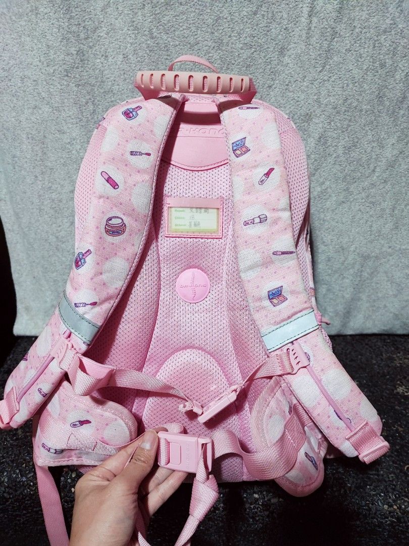 Dr. Kong orthopedic backpack (Category: Backpacks) located in Baguio. Submitted by ozara.06 (Listing ID 1465695628, Image 2). Description: Dr. kong orthopedic backpack Pang grade 2-5 Excellent condition Nadumihan lang bottom nya 600.