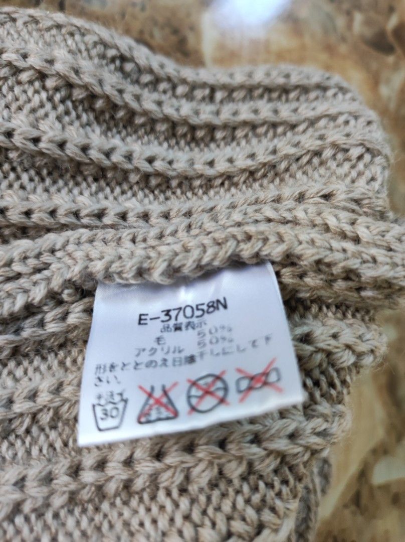 Ellesse Ribbed Beanie Hat (Category: Caps & Hats) located in Batangas. Submitted by astrofinds_ (Listing ID 1465597708, Image 2). Description: - Brand: Ellesse by Goldwin (Made in Japan) - Style: Classic ribbed knit beanie with dark stripe detail - Color: Beige - Material: 50% Wool, 50% Acrylic - Features: Small embroidered Ellesse logo patch near the brim - Model Code: E-37058N - Condition: Excellent, ready to wear - Perfect for daily use, cold 