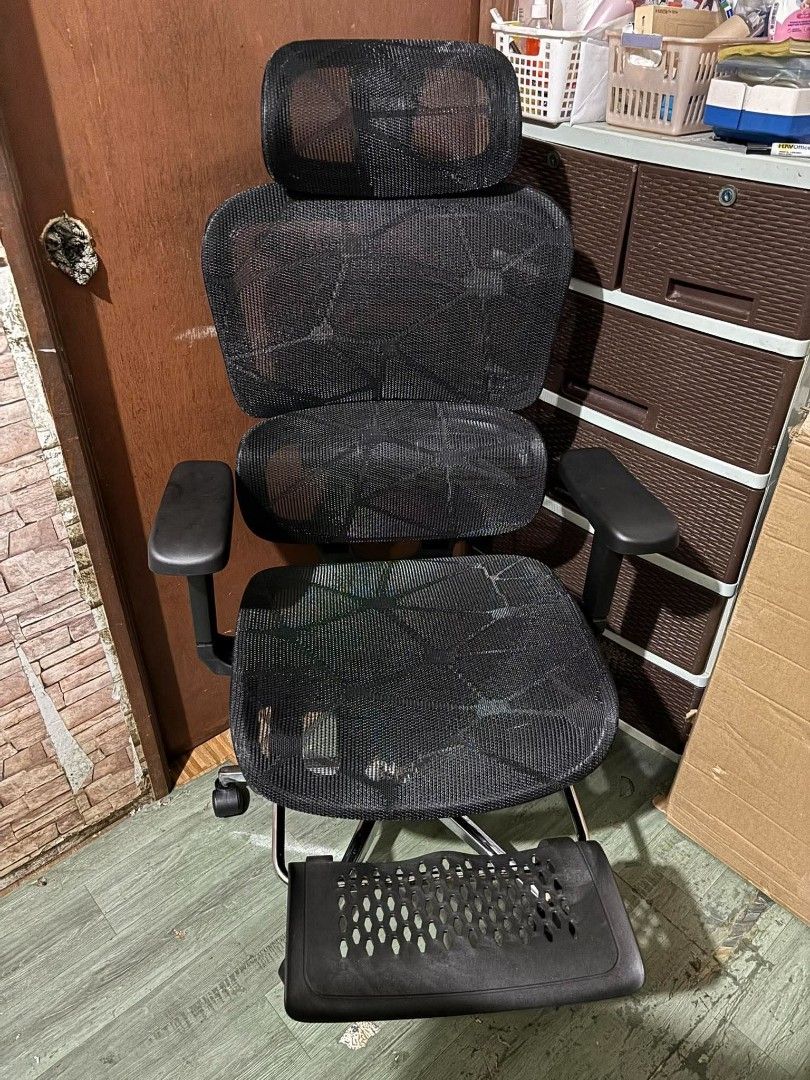 Ergonomic Gaming Chair (Category: Chairs) located in Manila. Submitted by dolorchris69891 (Listing ID 1465593807, Image 1). Description: Ergonomic Gaming Chair brand new no issue.