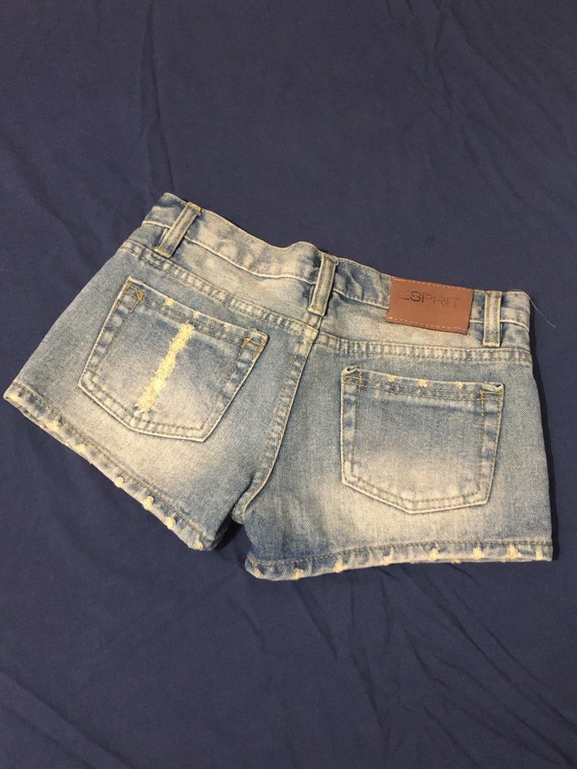 Esprit Denim Shorts Size 26 (Category: Shorts) located in Canaman. Submitted by stu333 (Listing ID 1465695053, Image 3). Description: - Brand: Esprit - Size: 26 - Color: Light blue wash - Details: Distressed on front and back pocket - Features: Button closure and belt loops - Style: Classic denim shorts, ideal for casual summer wear.