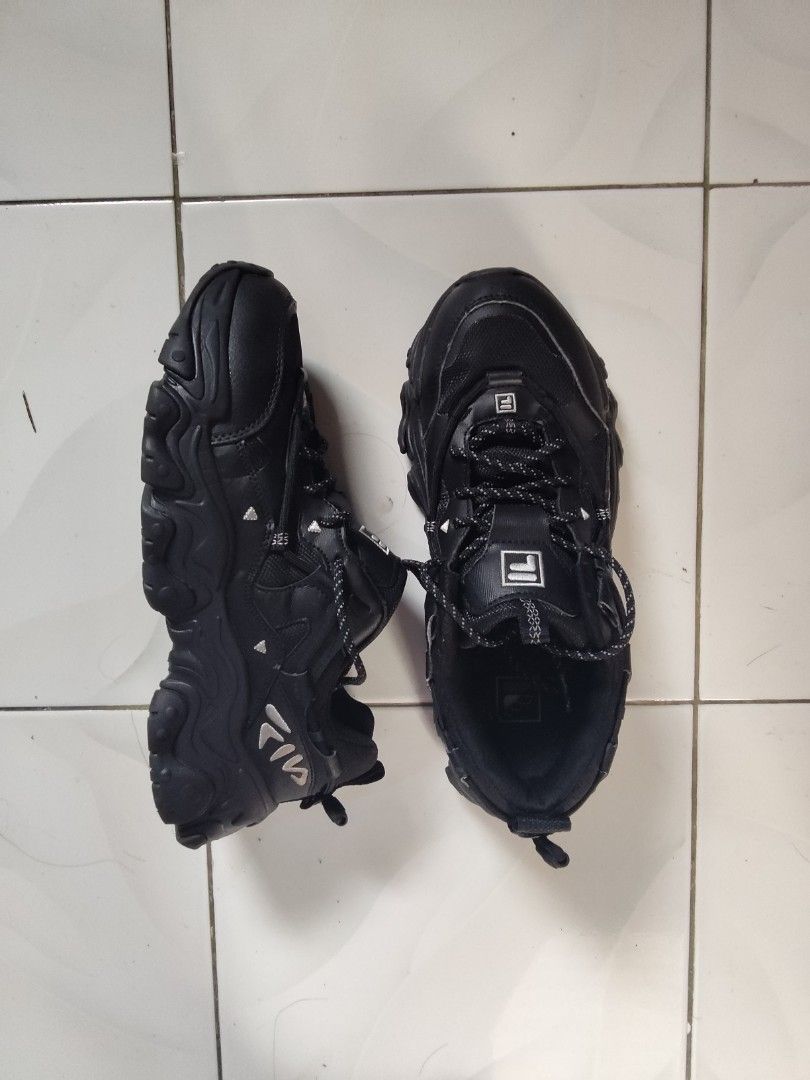 Fila Originale Fluid V Sneakers (Category: Sneakers) located in Manila. Submitted by janthana (Listing ID 1465592520, Image 1). Description: - Brand/Model: Fila Originale Fluid V Sneakers - Color: All Black with black patterned, reflective-thread laces - Size: US 9.5 | EUR 43 | UK 8.5 | CHN 270 - Features: Thick rubber lug sole with great grip, heel pull tab for easy slip-on - Condition: Worn a few times, soles show slight dust - Origin: Made in 