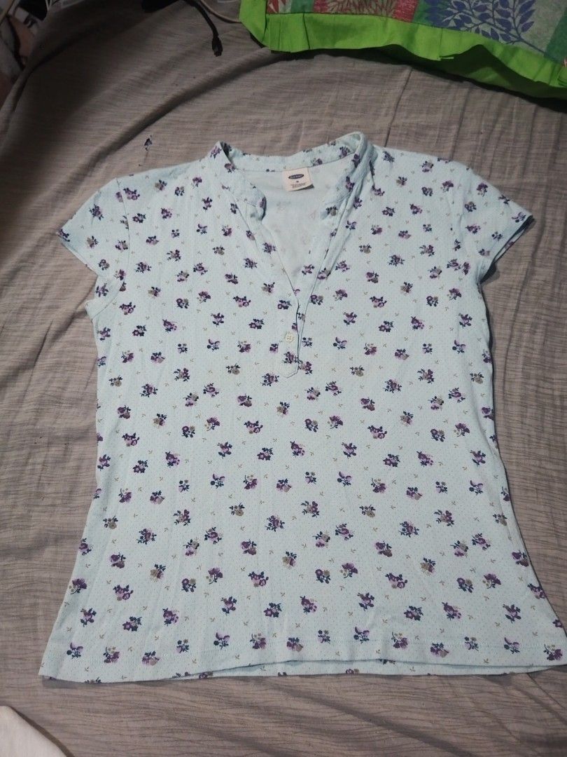 Floral (Category: Shirts) located in Mandaluyong City. Submitted by bravestone_7b1fa4 (Listing ID 1465706591, Image 1). Description: Medium on tag.