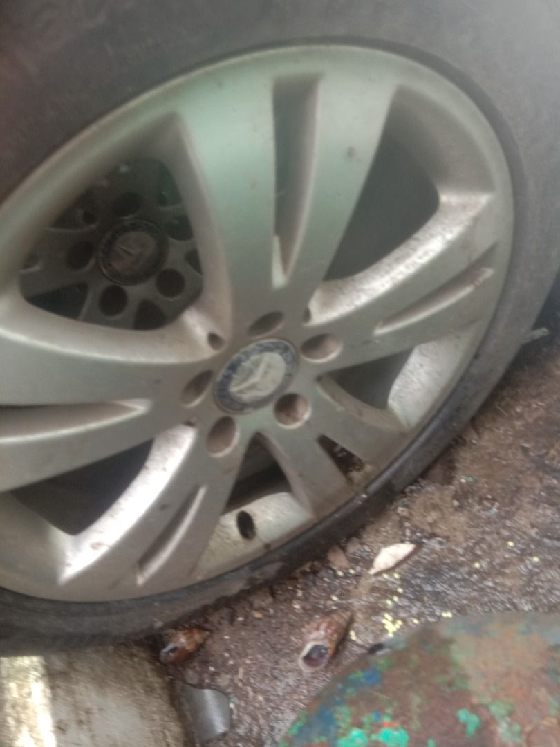 For c200 kompressor (Category: Mags and Tires) located in Caloocan City. Submitted by pogingbagsik1011 (Listing ID 1465593077, Image 3). Description: Continental tires almost 85% ZR17.