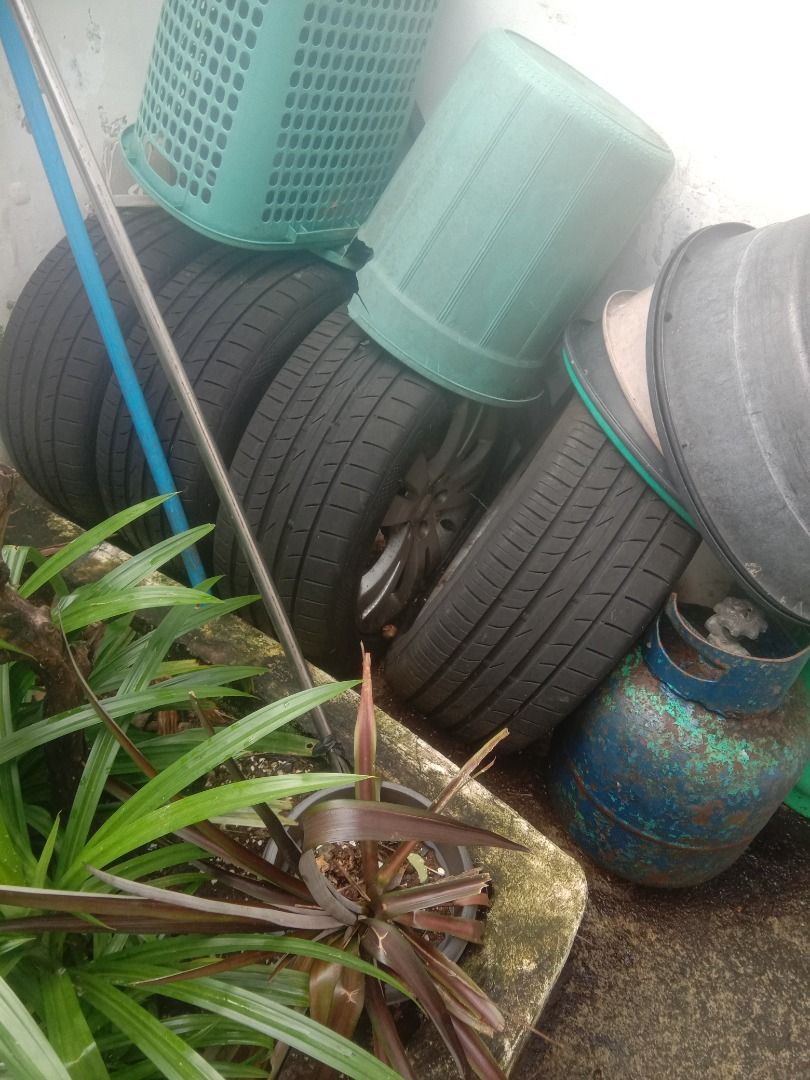 For c200 kompressor (Category: Mags and Tires) located in Caloocan City. Submitted by pogingbagsik1011 (Listing ID 1465593077, Image 1). Description: Continental tires almost 85% ZR17.