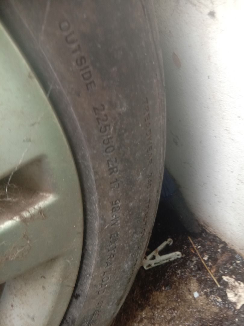 For c200 kompressor (Category: Mags and Tires) located in Caloocan City. Submitted by pogingbagsik1011 (Listing ID 1465593077, Image 2). Description: Continental tires almost 85% ZR17.