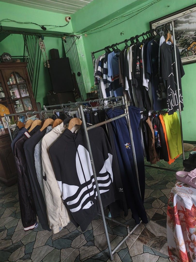 For take all (Category: Hoodies) located in Bacoor. Submitted by davealvare39194 (Listing ID 1465644960, Image 1). Description: Get niyo na take all Need lang cash All branded Jogging pants - 20 Pants - 2 Tshirt - 17 Polo shirt - 10 Jacket - 7 Short - 39 Total: 95pcs Loc: Bacoor Cavite Pm kayo sa fb ko Dave Saulog Alvarez para sa video.
