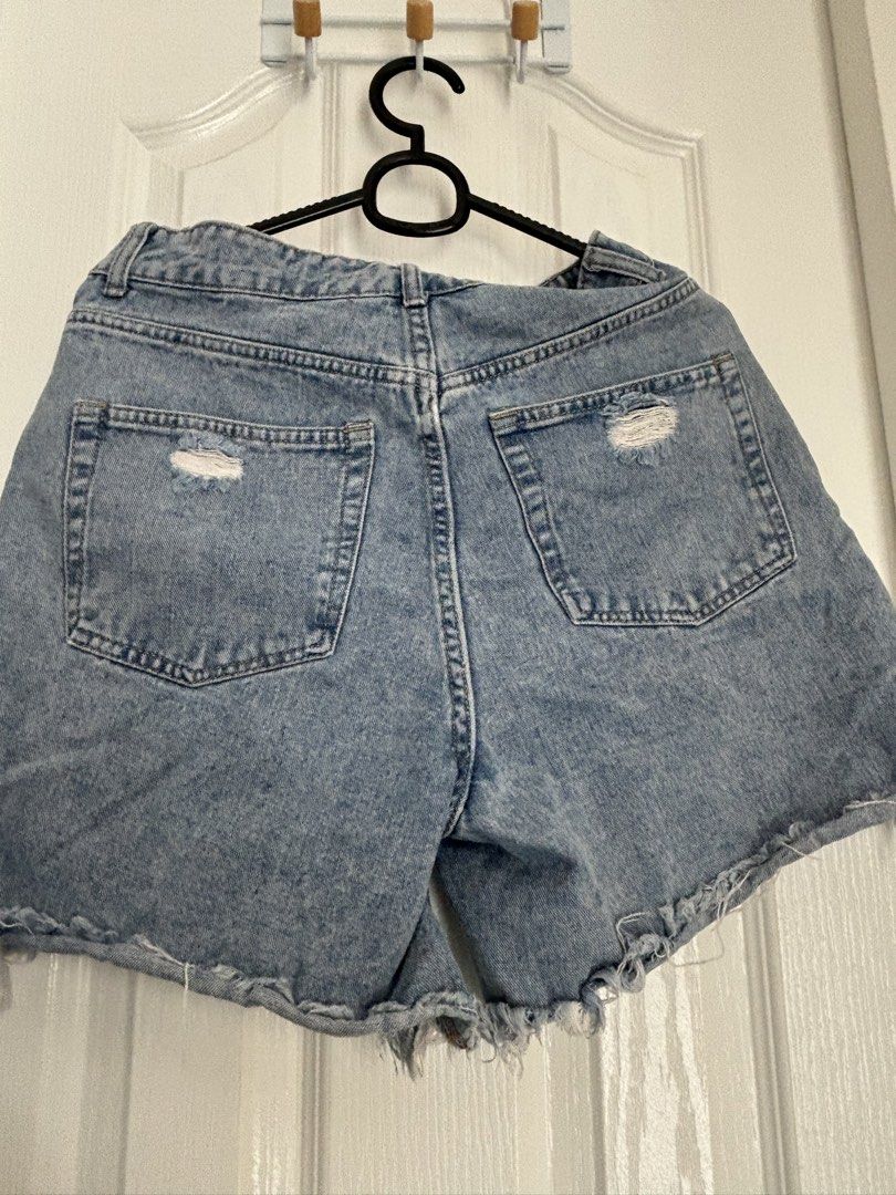 Forever 21 Denim Shorts (Category: Shorts) located in Los Banos. Submitted by carbonar_abi (Listing ID 1465616221, Image 2). Description: Got this secondhand .