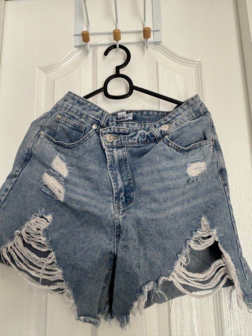 Forever 21 Denim Shorts (Category: Shorts) located in Los Banos. Submitted by carbonar_abi (Listing ID 1465616221, Image 1). Description: Got this secondhand .