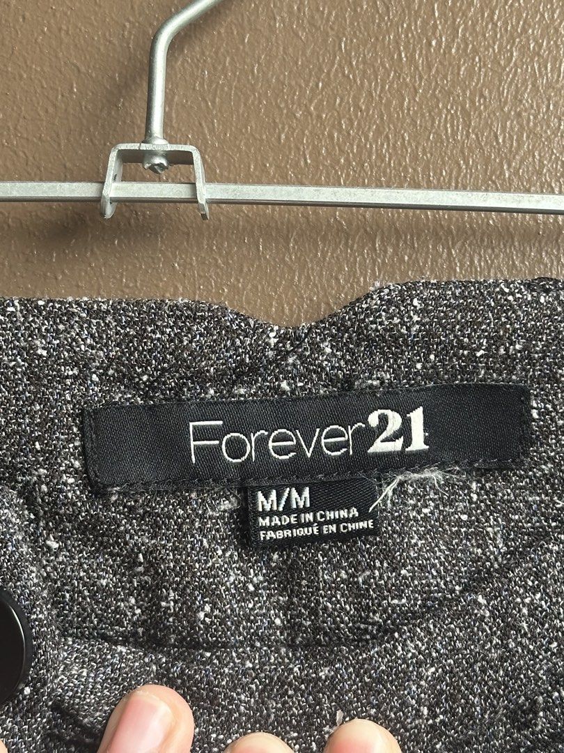 Forever 21 Grey Cropped Trousers Size M (Category: Jeans) located in Pasig City. Submitted by afterglowpreloved (Listing ID 1465593305, Image 3). Description: .