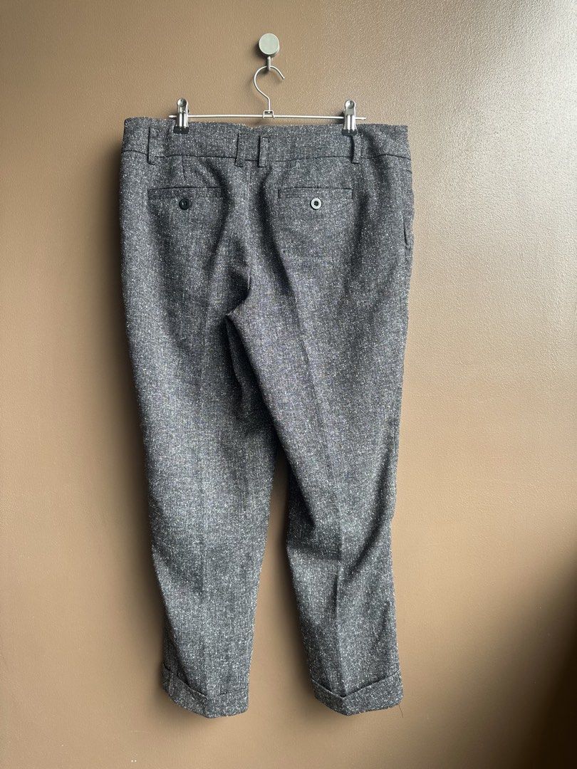 Forever 21 Grey Cropped Trousers Size M (Category: Jeans) located in Pasig City. Submitted by afterglowpreloved (Listing ID 1465593305, Image 2). Description: .
