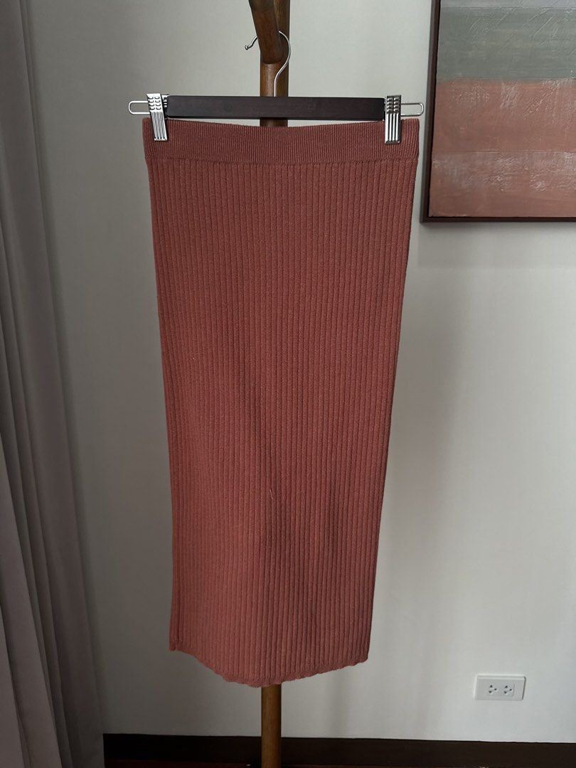 Forever 21 Ribbed Knit Midi Skirt (Category: Skirts) located in Pasig City. Submitted by kutleyn (Listing ID 1465697221, Image 1). Description: - Brand: Forever 21 - Style: Ribbed knit midi skirt, simple slip-on design - Size: Small (Tag: 160/66A) - Color: Earthy terracotta / rust - Features: Stretchy fabric with a comfortable elastic waistband - Condition: Excellent pre-loved condition - Made in: China.