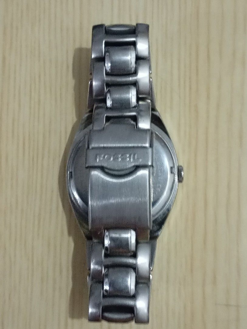 Fossil (Category: Men's Watches) located in Las Pinas. Submitted by quick_deals_great_finds2 (Listing ID 1465706631, Image 3). Description: Original good working condition Quartz with battery 40mm Fits wrist size 7 inches.