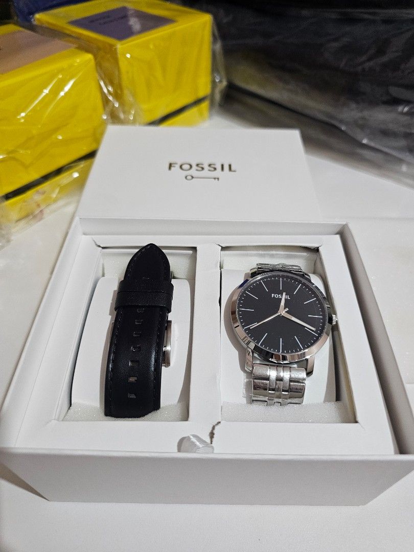 FOSSIL Men's Watch with Extra Strap (Category: Men's Watches) located in Quezon City. Submitted by senyoramaria2 (Listing ID 1465688472, Image 1). Description: FOSSIL Men's Watch 44mm with Extra Strap *May punit ung box sa loob. #USpasabuy.