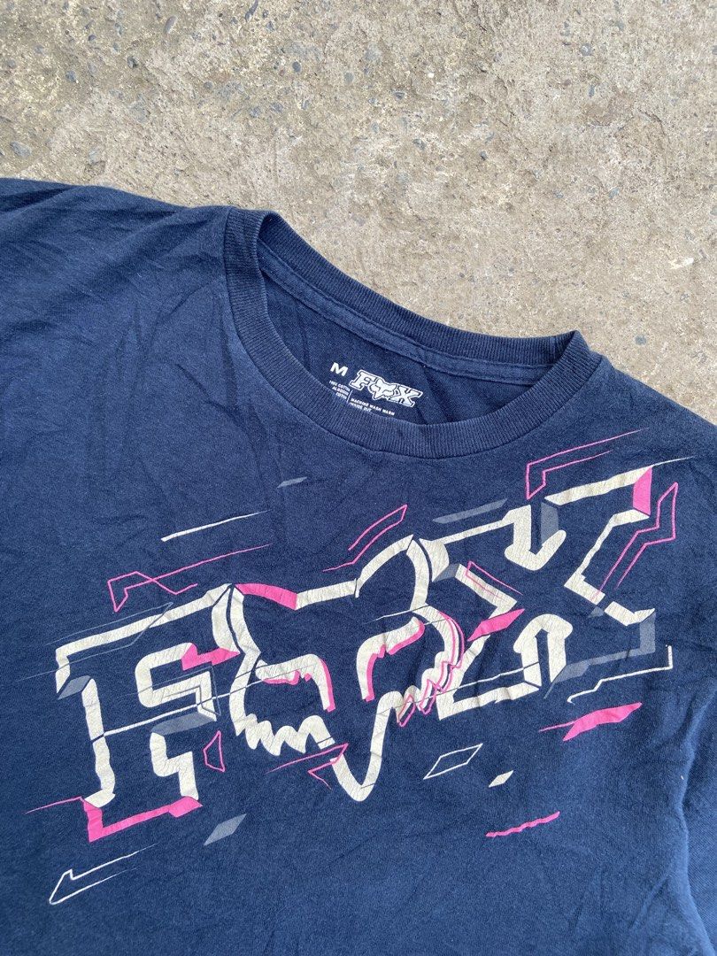 FOX RACING ACROSS CHEST LOGO TEE (Category: Tshirts & Polo Shirts ) located in Davao. Submitted by re.worn082 (Listing ID 1465585571, Image 3). Description: •MEDIUM W20 L25 •ISSUE HAIRLINES •STILL IN GREAT CONDITION 🏷️350 ADD SHIP 📩DM.