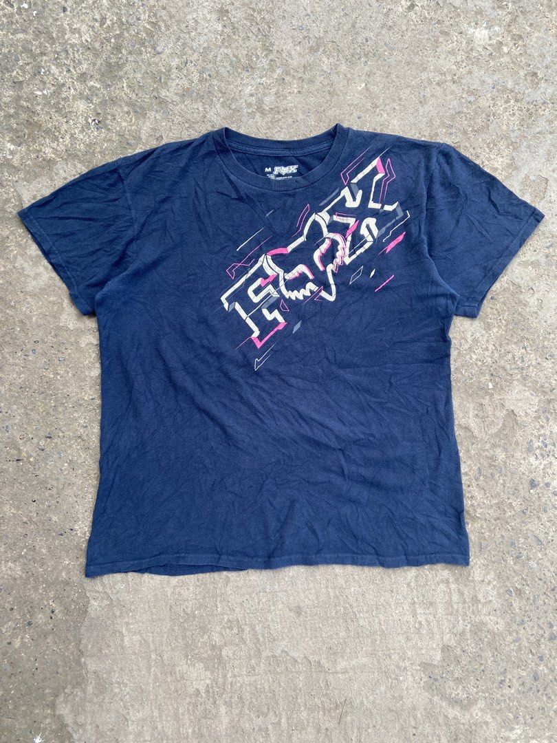 FOX RACING ACROSS CHEST LOGO TEE (Category: Tshirts & Polo Shirts ) located in Davao. Submitted by re.worn082 (Listing ID 1465585571, Image 1). Description: •MEDIUM W20 L25 •ISSUE HAIRLINES •STILL IN GREAT CONDITION 🏷️350 ADD SHIP 📩DM.