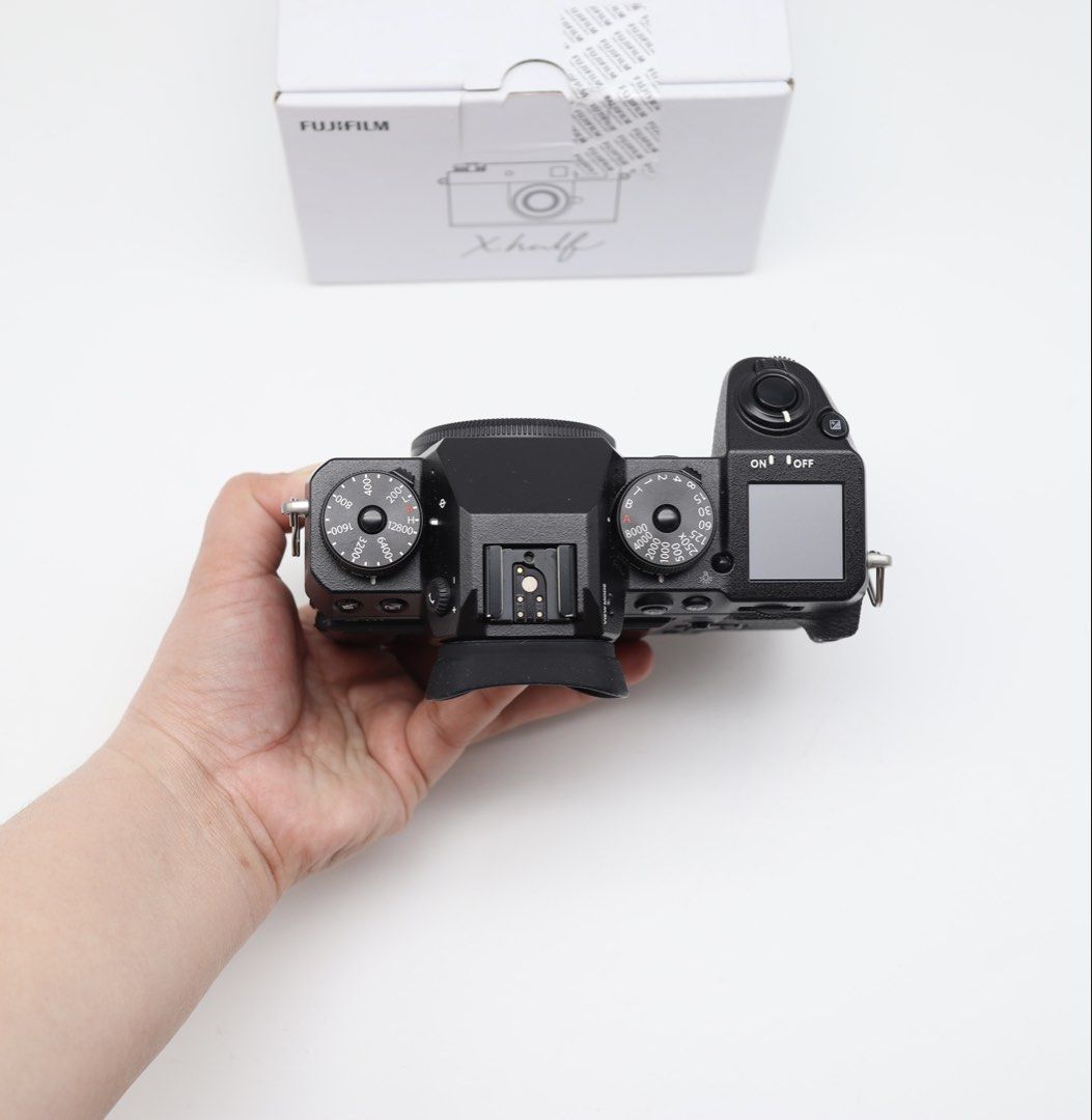 Fujifilm XH1 body Almost new (Category: Cameras) located in Manila. Submitted by jaimeeloutan (Listing ID 1465701626, Image 2). Description: for sale! Fujifilm XH-1 Mirrorless body only 38,990 📷 💰38,990 only pass sa tawad, mura nayan sulit deal brand new condition no issue shutter count lessthan 500 palang like new - Fujifilm XH1 SLR-style mirrorless camera featuring 24.3MP APS-C X-Trans CMOS III 8 fps with mechanical shutter, up to 14 fps with