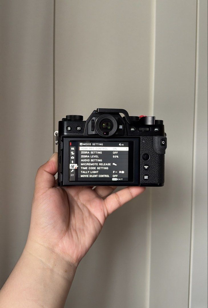 Fujifilm XT30 Mark I body with box (Category: Cameras) located in Manila. Submitted by jaimeeloutan (Listing ID 1465730932, Image 3). Description: for sale! Fujifilm X-T30 Mirrorless Body only 35,990 only 💰35,990 only fixed price posted presyong XT20 lang to No issue. Pass sa tawad Shutter count mababa lumalabas hindi ko alam bakit. Minor sign of usage sa rubber grip still presentable - The Fujifilm X-T30 (and its Mark II/Mark III iterations) is