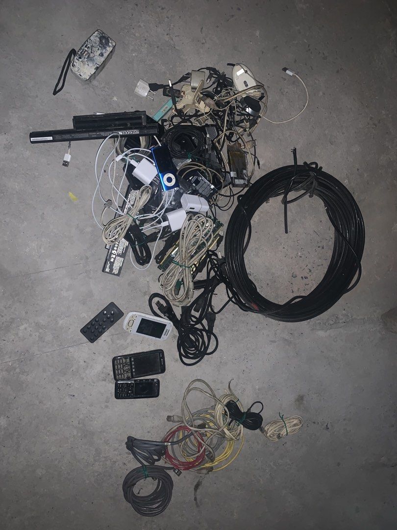 Gadget/Wire/cable scraps (Category: Cables & Adaptors) located in Manila. Submitted by dandanace (Listing ID 1465650592, Image 1). Description: Presyuhan nyo nlng bawas tambak.