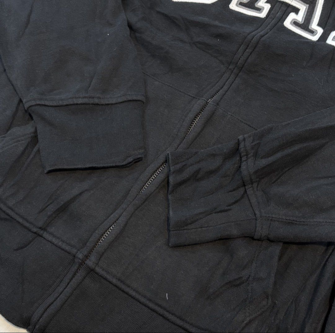 Gap (Category: Coats, Jackets and Outerwear) located in Cavite. Submitted by staythrifted.23 (Listing ID 1465670776, Image 3). Description: Gap Medium on 🏷️ Large best fit Dimes : Length 26 Width 23.5 Like new Color rate 10/10 Issue : ❌ 📩📩📩 Loc. Cavite We ship nationwide Payment first 📌DISCLAIMER: We are not associated or affiliated with any brand posted. 📃ALL COPYRIGHT AND TRADEMARKS RESERVED TO THE ORIGINAL BRAND OWNERS. .