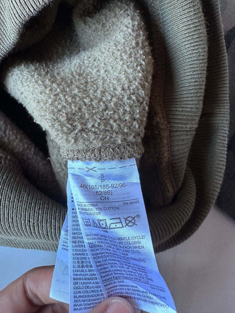 Gap Camouflage pullover crew neck (Category: Coats, Jackets and Outerwear) located in Ilagan. Submitted by kianluis (Listing ID 1465673408, Image 3). Description: Excellent condition✅ Neck line ribbings hem are tight✅ fav, must have✨ Small on tag, best fit medium width 23 (pit to pit) Length 26 Color rate:9.3/10 Condition: excellent issue: none.