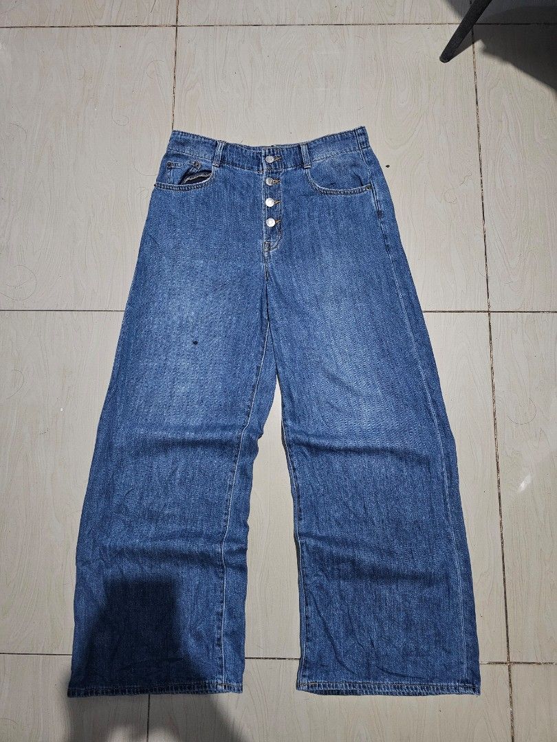 Gap Denim Button-Fly Baggy Jeans (Category: Jeans) located in Caloocan City. Submitted by angelocas (Listing ID 1465674424, Image 1). Description: Gap Denim Button-Fly Baggy Jeans Unisex as new condition no issues authentic dimes: waistline - 29 inch leg hole - 11.5 inch length - 41 inch can ship thru jnt/lalamove.