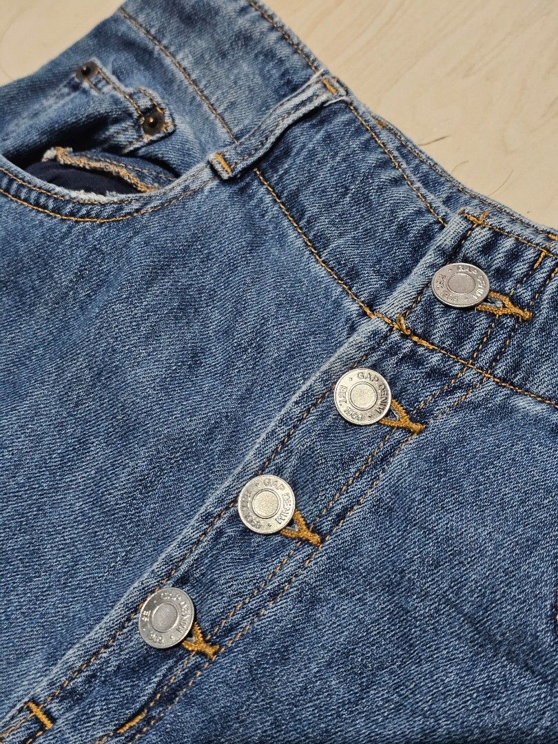 Gap Denim Button-Fly Baggy Jeans (Category: Jeans) located in Caloocan City. Submitted by angelocas (Listing ID 1465674424, Image 2). Description: Gap Denim Button-Fly Baggy Jeans Unisex as new condition no issues authentic dimes: waistline - 29 inch leg hole - 11.5 inch length - 41 inch can ship thru jnt/lalamove.