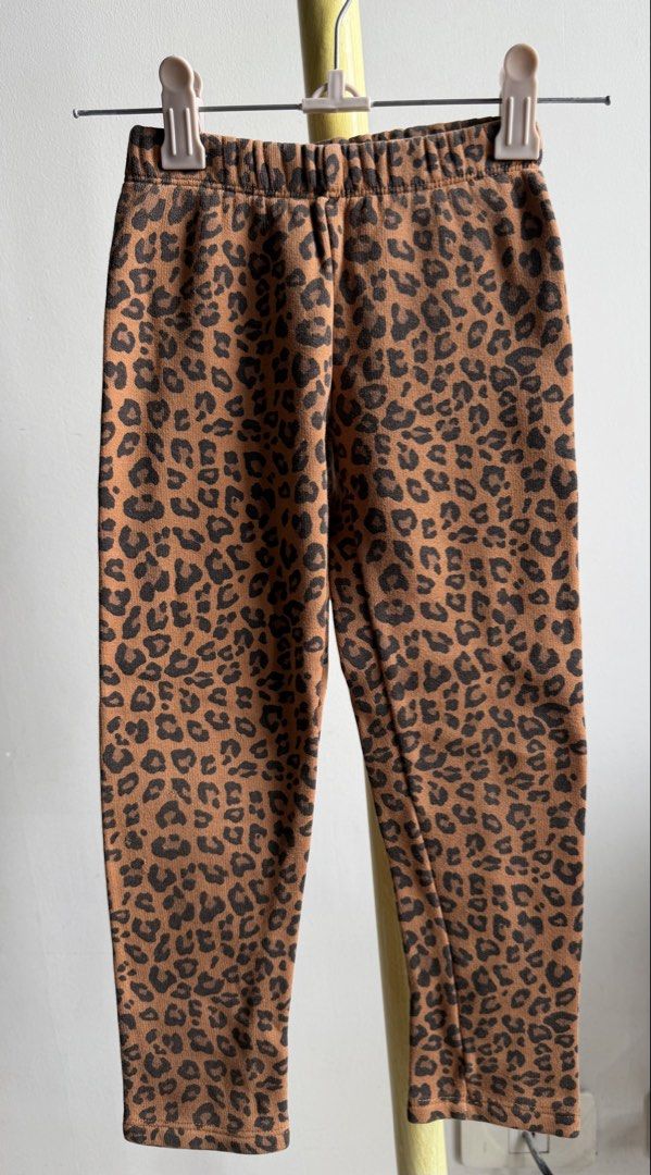 Gap Kids Leopard Print Sweatpants Size XS (Category: Babies & Kids Fashion) located in Quezon City. Submitted by warmrabbit_414908 (Listing ID 1465595622, Image 2). Description: - Brand/Item: Gap Kids Leopard Print Sweatpants - Color: Brown and black - Size: XS (tag attached) - Comfort: Elastic waistband & soft fleece lining inside - Condition: Good with minor wear on the fabric - Ideal for everyday casual wear.
