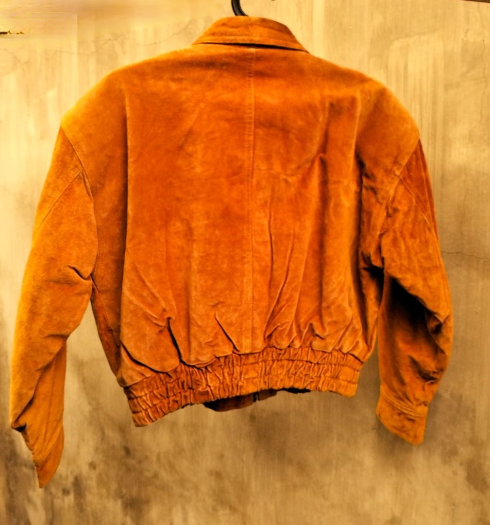 🏁VINTAGE 90s GENUINE CAMEL SUEDE BOMBER JACKET (Category: Coats, Jackets and Outerwear) located in Dagupan City. Submitted by pretaporter.2026 (Listing ID 1465602217, Image 2). Description: An absolute museum piece for serious archive fashion collectors. This heavy, premium camel split-suede bomber features a boxy 90s cropped silhouette and pristine vintage hardware. The crown jewel? Its original 90s neck label features a rare vintage manufactur
