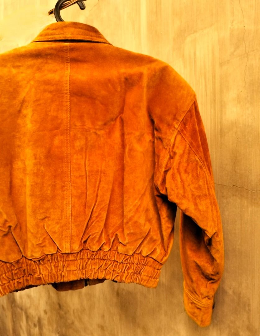 🏁VINTAGE 90s GENUINE CAMEL SUEDE BOMBER JACKET (Category: Coats, Jackets and Outerwear) located in Dagupan City. Submitted by pretaporter.2026 (Listing ID 1465602217, Image 3). Description: An absolute museum piece for serious archive fashion collectors. This heavy, premium camel split-suede bomber features a boxy 90s cropped silhouette and pristine vintage hardware. The crown jewel? Its original 90s neck label features a rare vintage manufactur