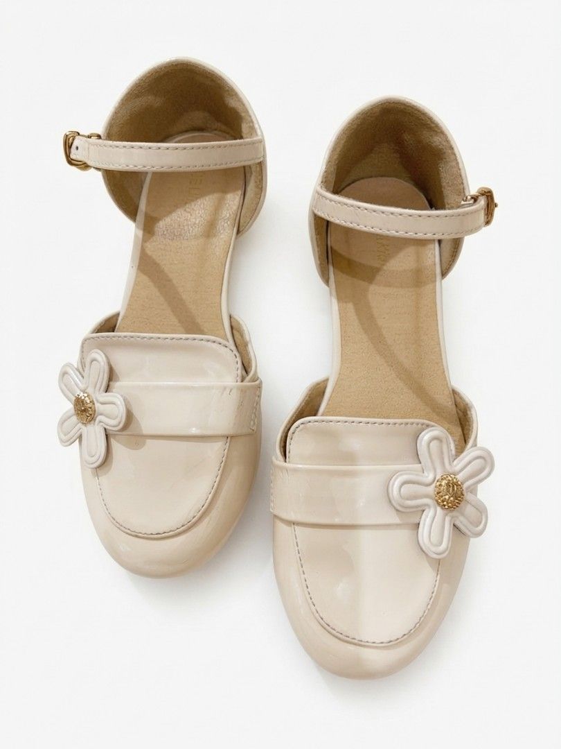 Gibi Kids beige (Category: Babies & Kids Fashion) located in Quezon City. Submitted by ollieollie01 (Listing ID 1465705967, Image 1). Description: - Size/Item: Kids' beige patent leather Mary Jane shoes - Design: Cute white flower applique on the front strap with a sparkly center and gold-tone ankle buckles - Comfort: Low block heels with an easy-to-buckle strap for a comfortable fit - Condition: Light wear on the soles and minor scuffs on the pa