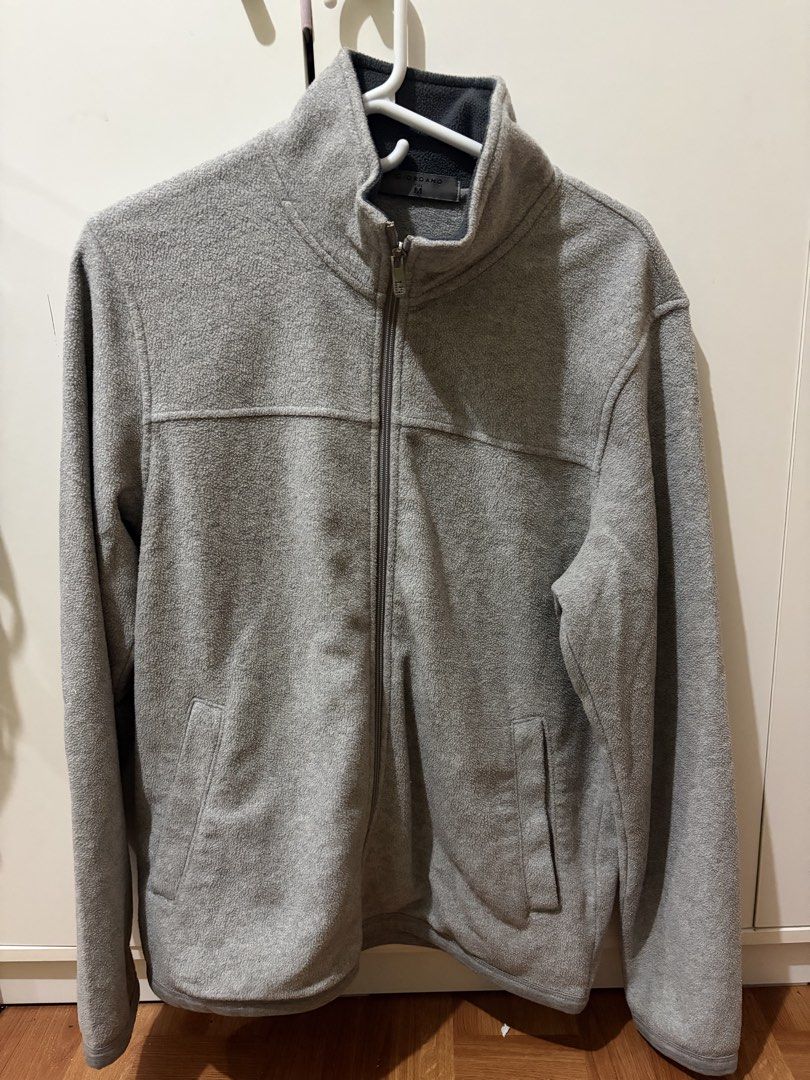 Giordano zip up jacket (Category: Coats, Jackets and Outerwear) located in Manila. Submitted by _catherinaaaaaaaa (Listing ID 1465663551, Image 1). Description: .